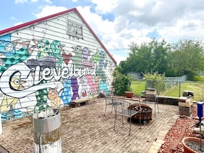 Outdoor dining - THE LIONS DEN - 6 Bedroom, Cozy Old Brooklyn Home near Zoo, downtown (Cleveland)