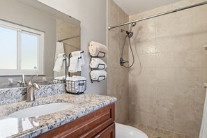 Hair dryer, towels, soap, shampoo - Dog Friendly 3-BR Retreat Near UF & Downtown (Gainesville)