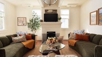 Téléviseur connecté, foyer, table de ping-pong