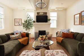 TV, fireplace - Bill Murray House 1897 – DT + Game Room + Parking (Wilmington)