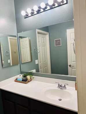 مناشف، صابون، ورق ح مّام