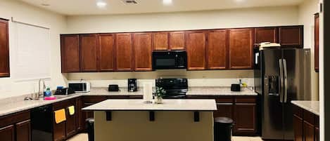 Microondas, horno, parrilla de estufa y lavavajillas