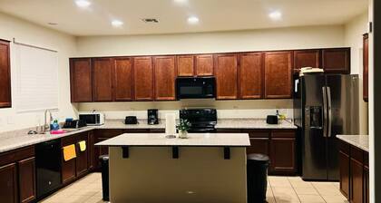 Comfortable 5 bedroom home in phoenix
