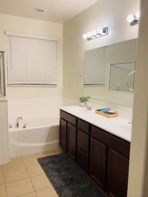 Toallas, jabón, papel de baño