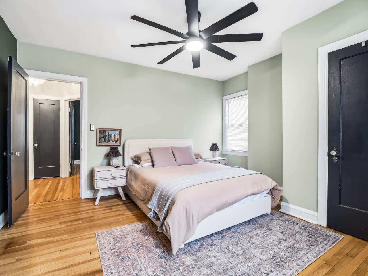 4 عدّة غرف نوم ومكواة/لوح كي وسرير سفر وواي فاي