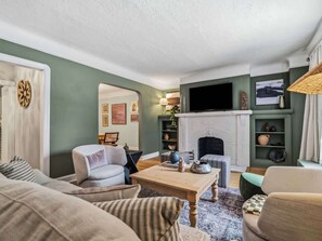 TV, foosball, offices - Hot Tub - Game Room - Professional Design-Backyard (University Heights)