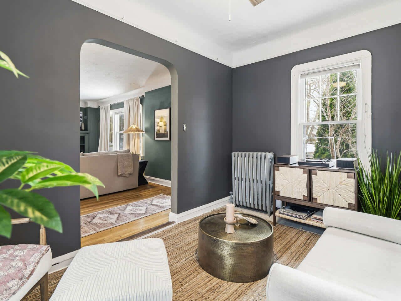 Televisión, futbolito y oficina 