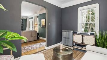 Televisión, futbolito y oficina