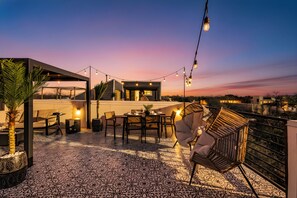 Outdoor dining - Luxury Rooftop Escape w/ Mini Golf & Movie Nights (Houston)