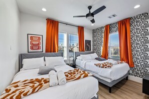 4 bedrooms, iron/ironing board, WiFi, bed sheets - Luxury Rooftop Escape w/ Mini Golf & Movie Nights (Houston)