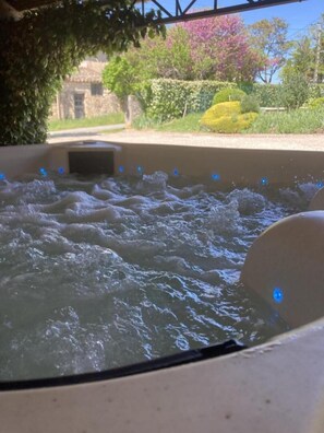 Bain à remous extérieur