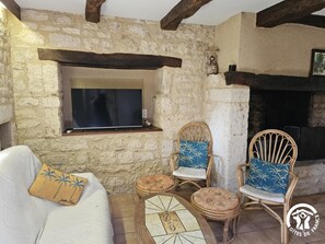 TV, fireplace - Le Grès - FRAUSSEILLES (FRAUSSEILLES)