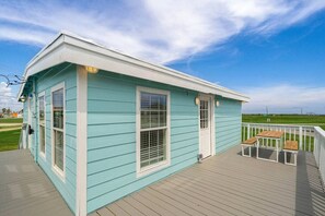 Outdoor dining - Charming Beach Bungalow with Deck, Close to Beach (Surfside)