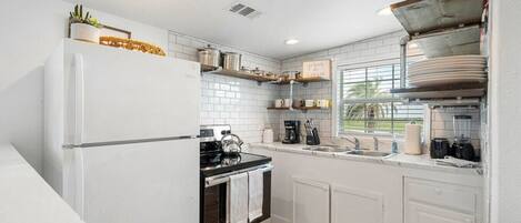 Een koelkast, een microgolfoven, een oven, een kookplaat