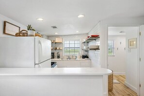 冰箱、微波炉、烤箱、炉灶