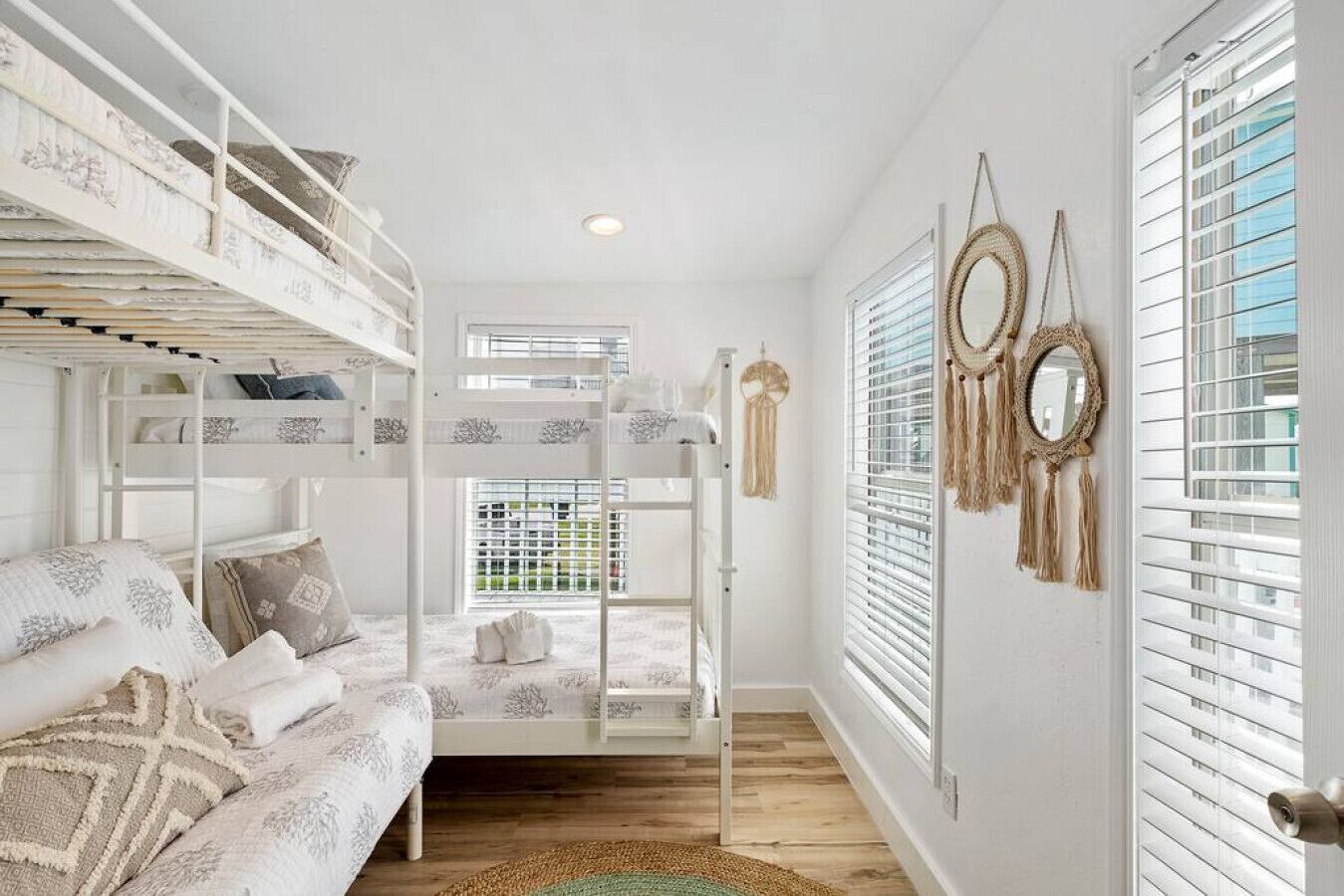 2 Schlafzimmer, Schreibtisch, Bügeleisen/Bügelbrett, Reisekinderbett