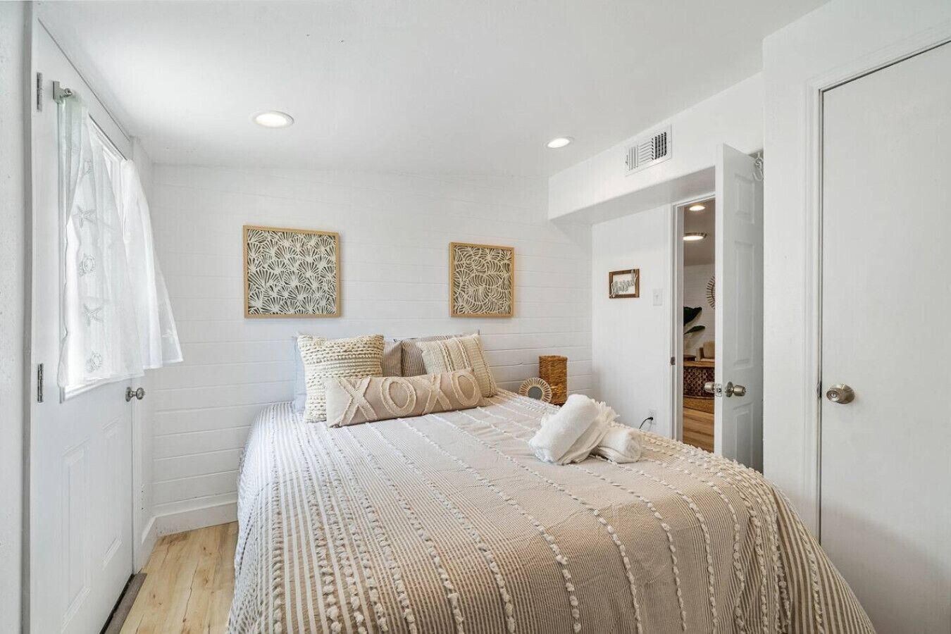 2 bedrooms, desk, iron/ironing board, travel crib