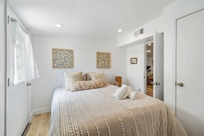 2 soverom, skrivebord, strykejern/-brett og reiseseng for barn