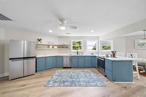 Kjøleskap, mikrobølgeovn, ovn og kokeplater