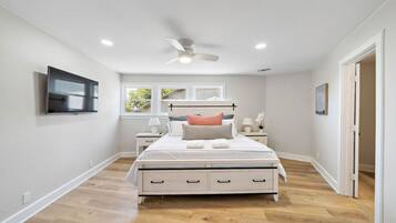 3 bedrooms, desk, iron/ironing board, travel crib