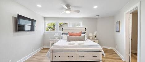 3 habitaciones, escritorio y tabla de planchar con plancha