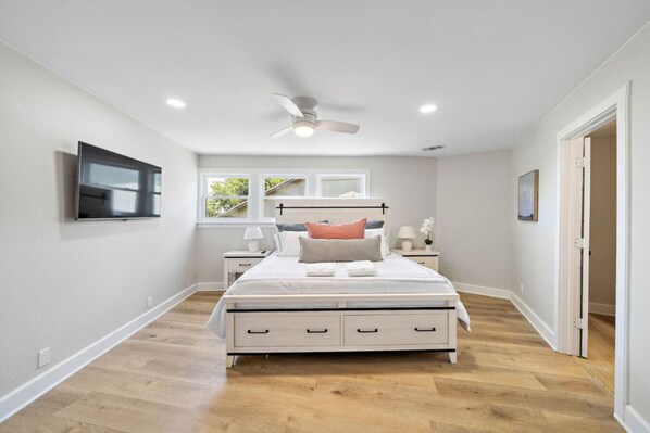 3 Schlafzimmer, Schreibtisch, Bügeleisen/Bügelbrett, Reisekinderbett