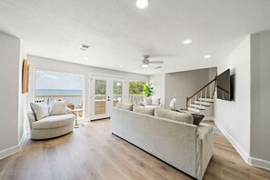TV, table tennis, books - Lakefront Getaway with Pier and Pool (Lake Livingston)