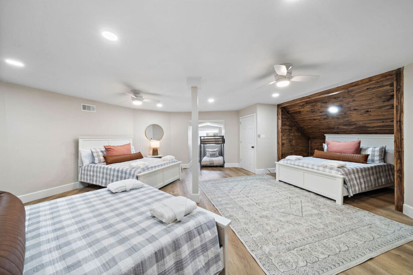 3 bedrooms, desk, iron/ironing board, travel crib