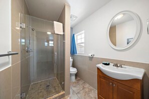 Een haardroger, handdoeken