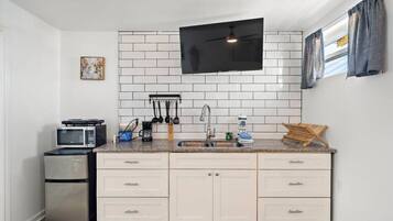 Réfrigérateur, micro-ondes, plaque de cuisson, cafetiÚre/bouilloire