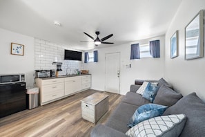 TV, books - Charming Studio on Seawall, Near Cruise Terminal (Galveston)