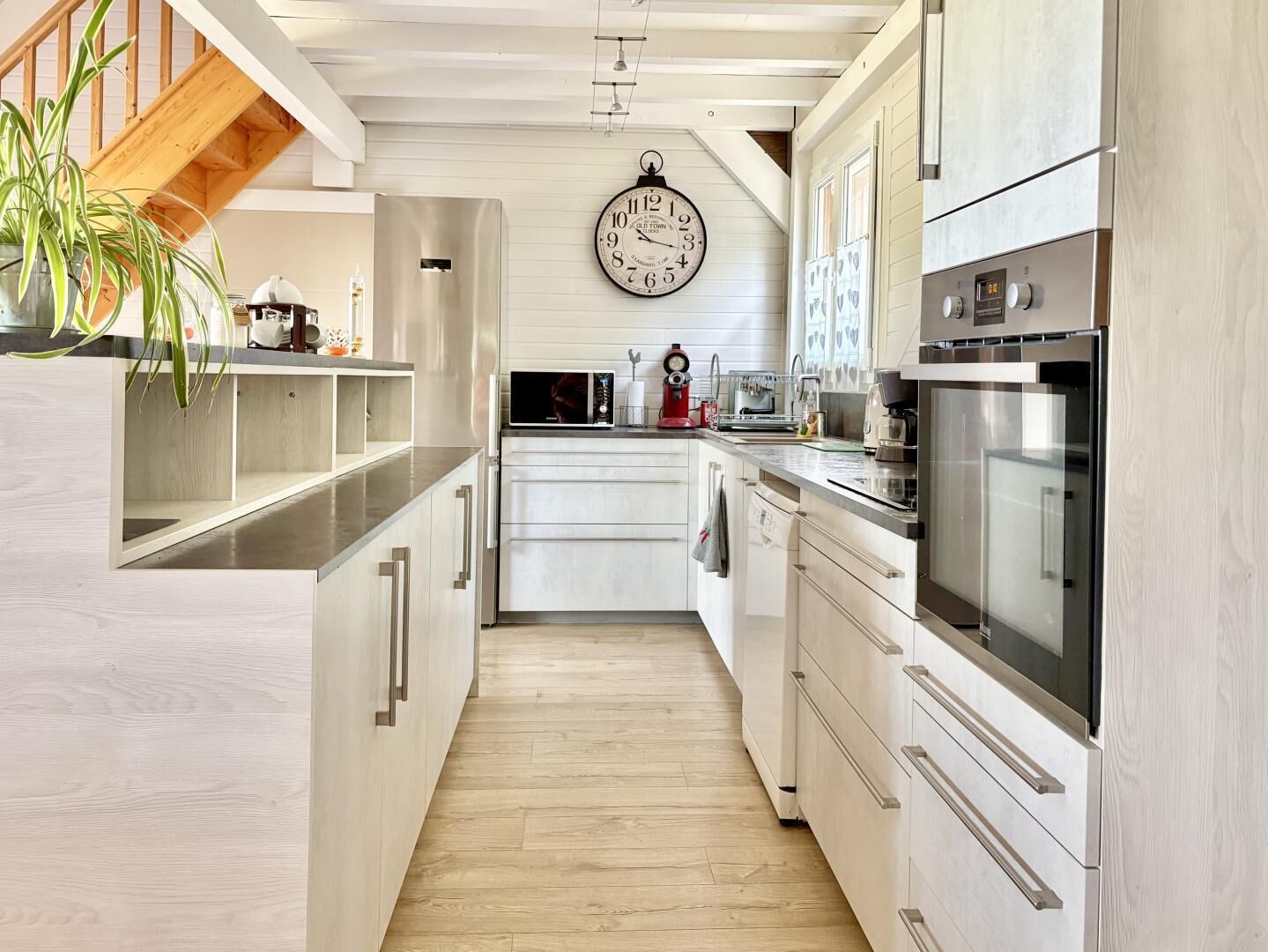 Kühlschrank, Mikrowelle, Ofen, Geschirrspüler