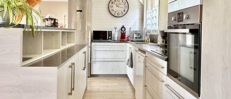 Refrigerador, microondas, horno y lavavajillas