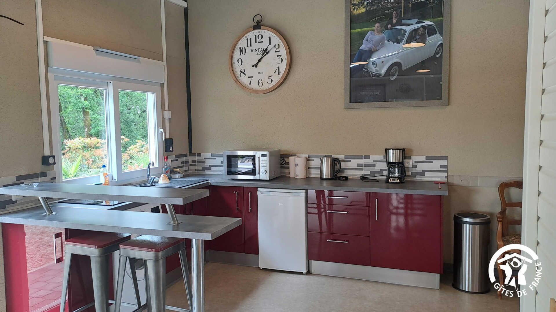 Réfrigérateur, micro-ondes, cafetière/bouilloire, grille-pain