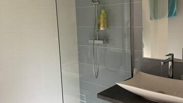 Douche, sèche-cheveux