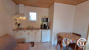 Frigorifero, microonde, macchina per tè/caffè, tostapane