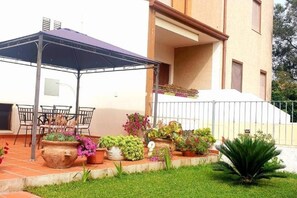 屋外ダイニングエリア