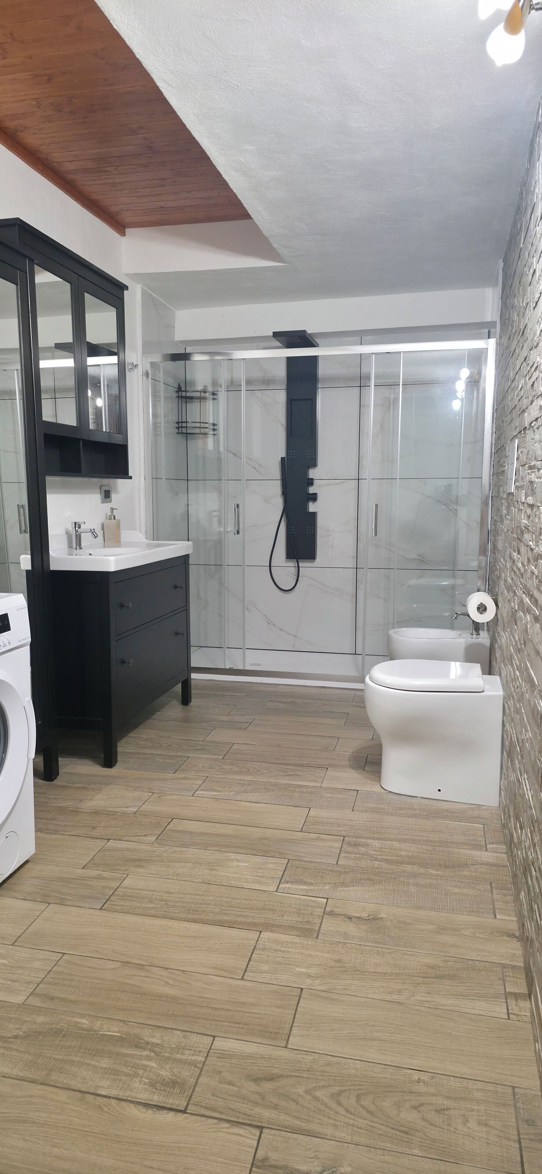 Douche, sèche-cheveux, bidet, serviettes fournies