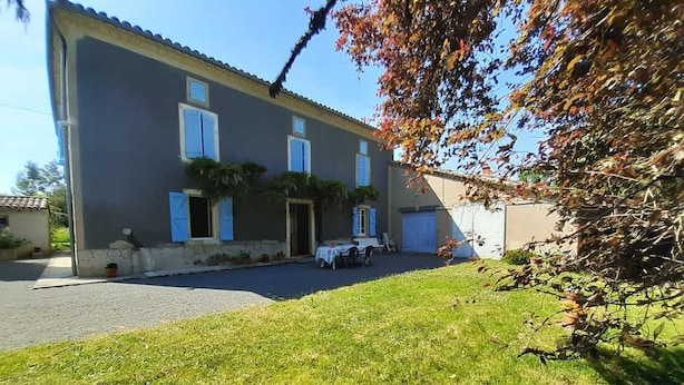 A large two-story house with a paved driveway and a grassy lawn. - Vors - GAILLAC - Gîte (GAILLAC)