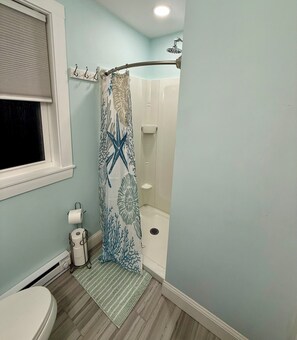 Een douche, een haardroger, handdoeken, zeep