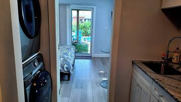 1 slaapkamer, een strijkplank/strijkijzer, internet, beddengoed