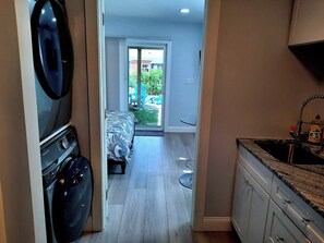 1 slaapkamer, een strijkplank/strijkijzer, internet, beddengoed