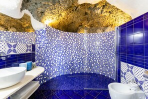 Unclassified image, 3 of 43, button