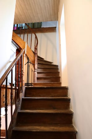 Eine Holztreppe mit Handlauf und Metallgeländer.