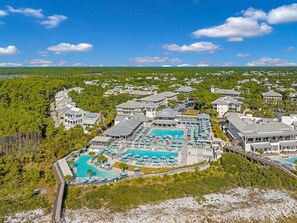 Un resort con diverse piscine, una grande piscina centrale e vari edifici.
