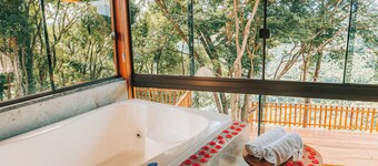 Chalet surrounded by nature with a view of the stars.