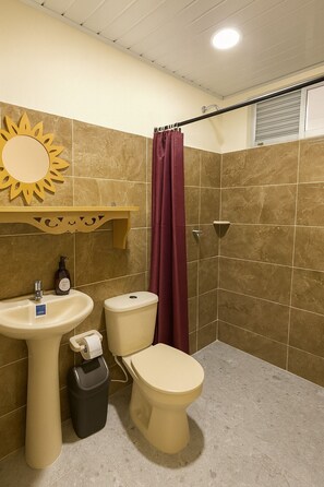 Serviettes fournies, savon, papier toilette