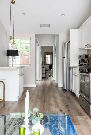 Microwave, oven, stovetop, dishwasher - Charming house in Burbank (Burbank)