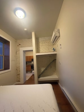 1 slaapkamer, een strijkplank/strijkijzer, wifi, beddengoed