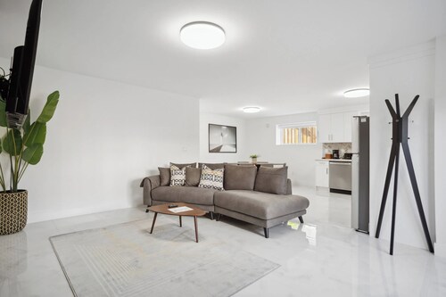 Bright Modern 2BR/2BA Family-Friendly Luxury Stay | Close to SFU and Brentwood